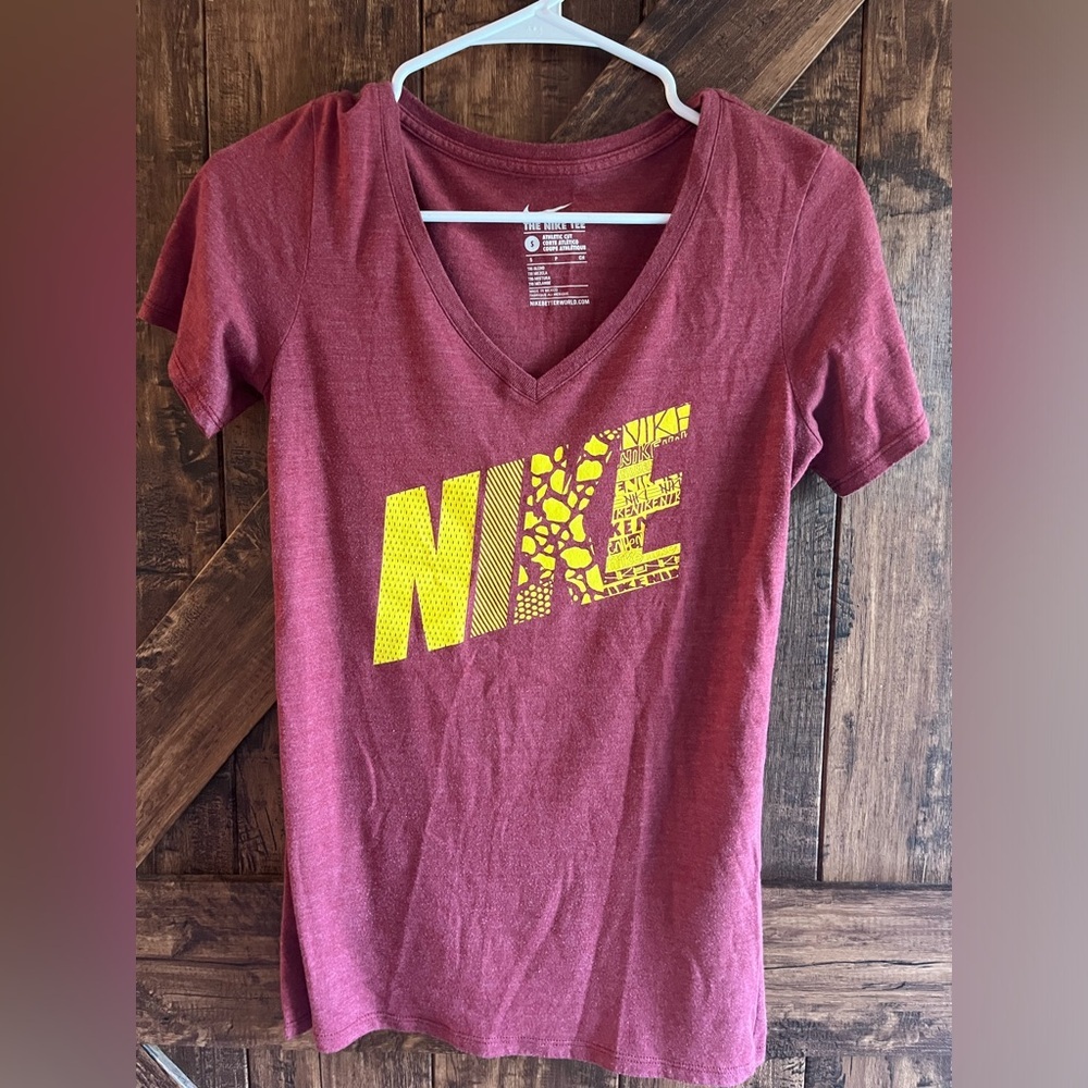 Nike Womens maroon graphic tee size small‎